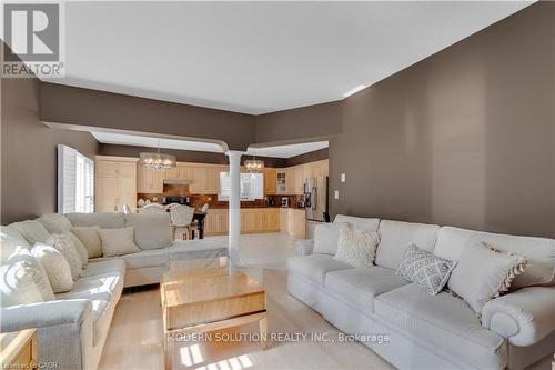 115 Erika Crescent, Hamilton, ON - Indoor Photo Showing Living Room