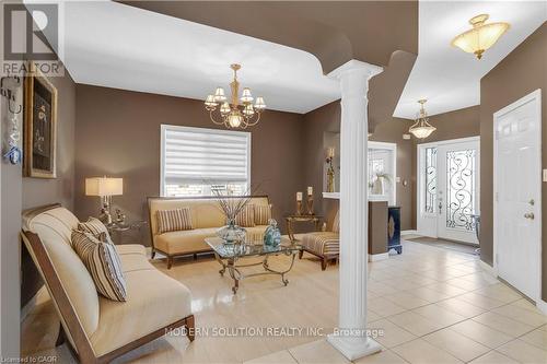 115 Erika Crescent, Hamilton, ON - Indoor Photo Showing Living Room
