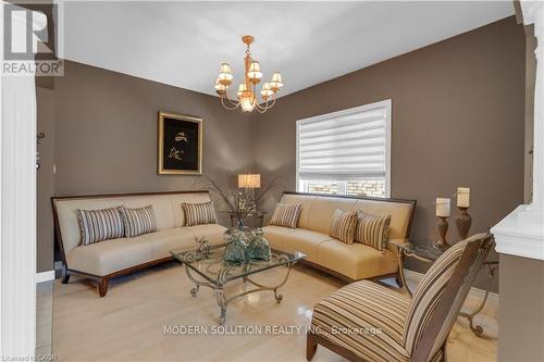 115 Erika Crescent, Hamilton, ON - Indoor Photo Showing Living Room