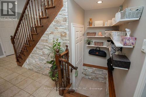 15 Meadowbank Drive, Hamilton, ON - Indoor