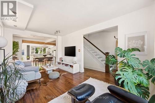 176 Hinton Avenue N, Ottawa, ON - Indoor Photo Showing Living Room