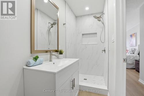3811 Densbury Drive, Mississauga, ON - Indoor Photo Showing Bathroom