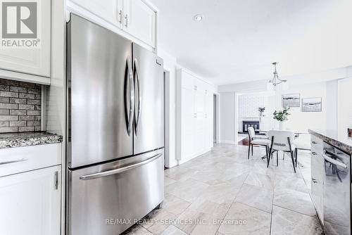 10 St Mark Place, Brampton, ON - Indoor Photo Showing Kitchen