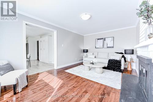 10 St Mark Place, Brampton, ON - Indoor Photo Showing Living Room