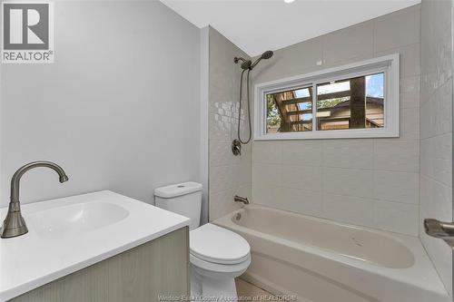 1525 Dougall, Windsor, ON - Indoor Photo Showing Bathroom