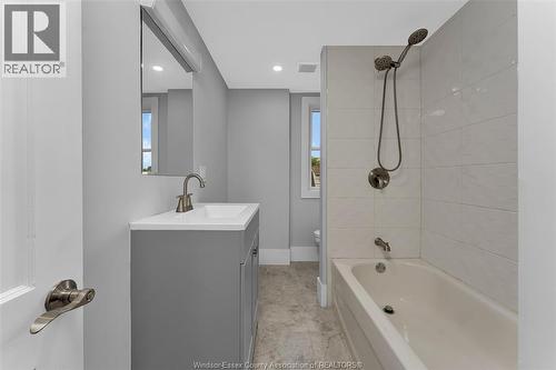 1525 Dougall, Windsor, ON - Indoor Photo Showing Bathroom