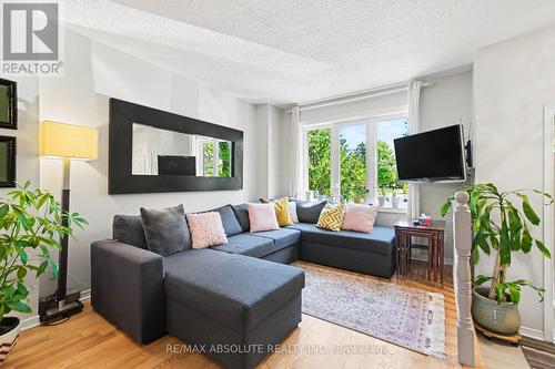 700 Tweedsmuir Avenue, Ottawa, ON - Indoor Photo Showing Living Room
