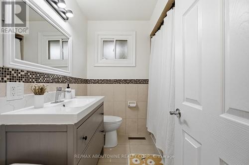 106 Beland Avenue N, Hamilton, ON - Indoor Photo Showing Bathroom