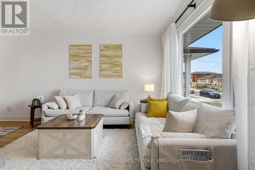 106 Beland Avenue N, Hamilton, ON - Indoor Photo Showing Living Room