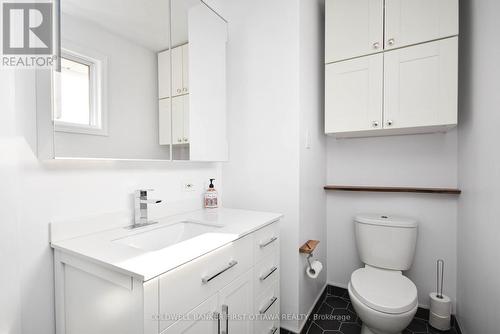 Family bathroom - 2061 Balharrie Avenue, Ottawa, ON 