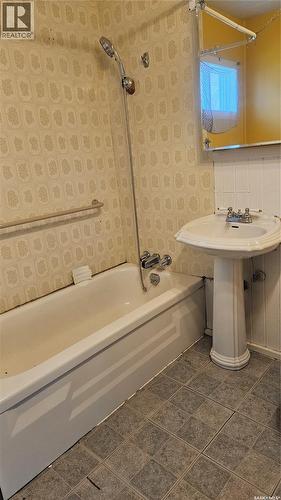 612-614 3Rd Avenue, Cudworth, SK - Indoor Photo Showing Bathroom