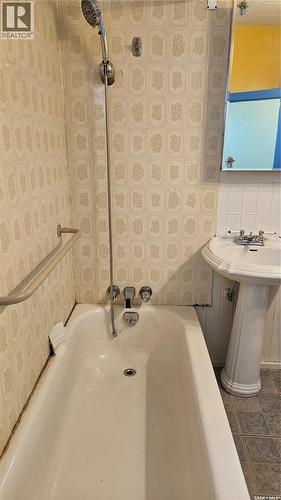 612-614 3Rd Avenue, Cudworth, SK - Indoor Photo Showing Bathroom