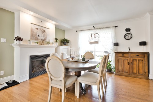 Logement - 150 Av. Amédée-Côté, Rougemont, QC - Indoor Photo Showing Dining Room With Fireplace