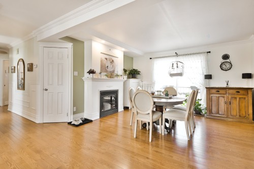Logement - 150 Av. Amédée-Côté, Rougemont, QC - Indoor Photo Showing Dining Room With Fireplace