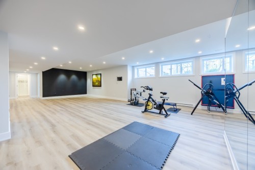 Salle familiale - 7720 Av. De Lugano, Brossard, QC - Indoor