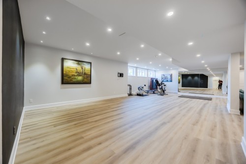 Salle familiale - 7720 Av. De Lugano, Brossard, QC - Indoor