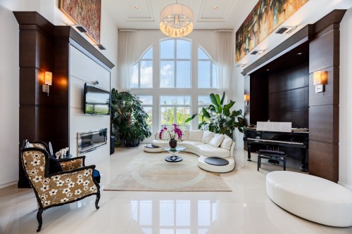 Salon - 7720 Av. De Lugano, Brossard, QC - Indoor