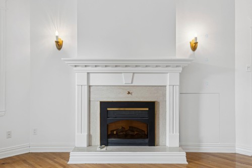 Salon - 7-2090 Rue Sherbrooke O., Montréal (Ville-Marie), QC - Indoor Photo Showing Living Room With Fireplace