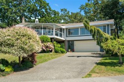 858 Maltwood Terr Saanich, BC V8X 5C7