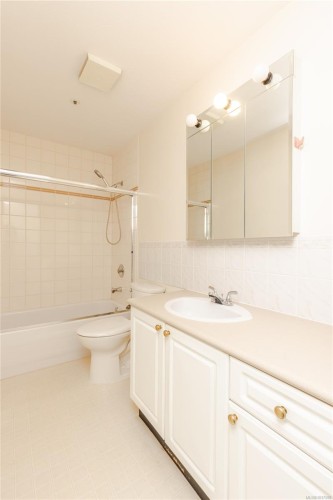 #304-75 Bryden St, Nanaimo, BC - Indoor Photo Showing Bathroom