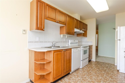 #304-75 Bryden St, Nanaimo, BC - Indoor Photo Showing Kitchen With Double Sink