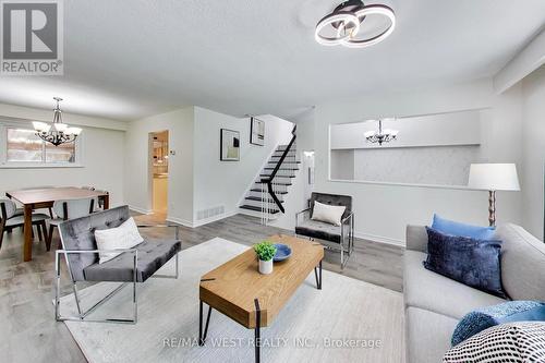 128 Roser Crescent, Clarington, ON - Indoor Photo Showing Living Room