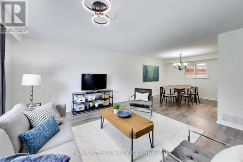 128 Roser Crescent, Clarington, ON - Indoor Photo Showing Living Room