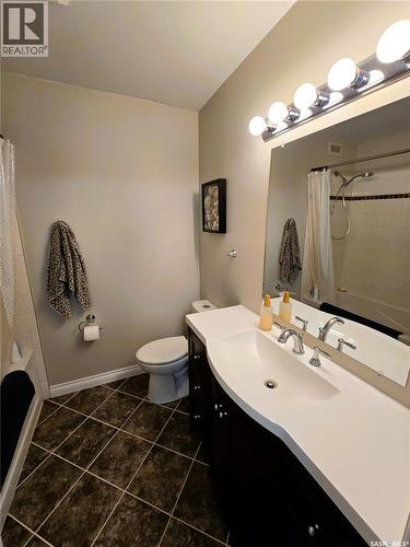 528 Dieppe Drive, Weyburn, SK - Indoor Photo Showing Bathroom
