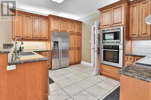 1832 Chesbro Court, Mississauga, ON - Indoor Photo Showing Kitchen With Double Sink