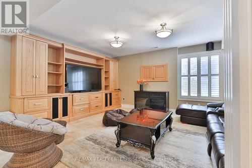 1832 Chesbro Court, Mississauga, ON - Indoor Photo Showing Living Room