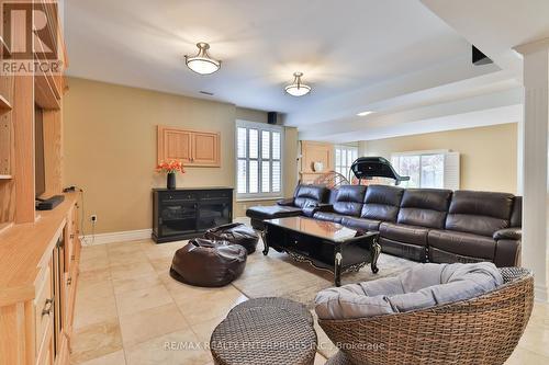 1832 Chesbro Court, Mississauga, ON - Indoor Photo Showing Living Room