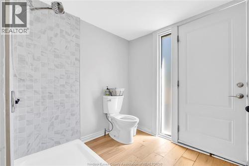712 Gladstone, Windsor, ON - Indoor Photo Showing Bathroom