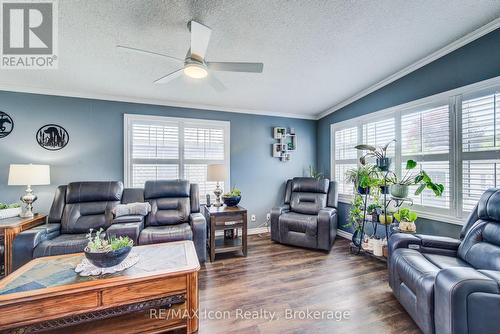 11 Hemlock Crescent, Puslinch, ON - Indoor Photo Showing Living Room