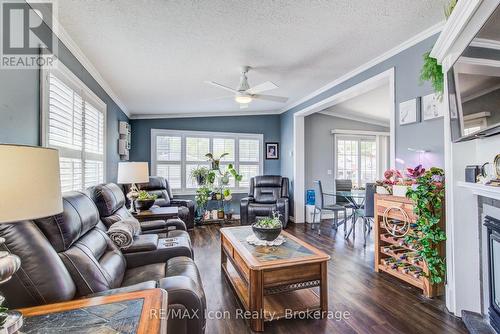 11 Hemlock Crescent, Puslinch, ON - Indoor Photo Showing Living Room