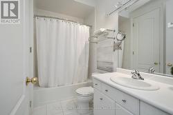 Jack & Jill 4 Piece Bathroom btwn 4th & 5th Bdrm - 