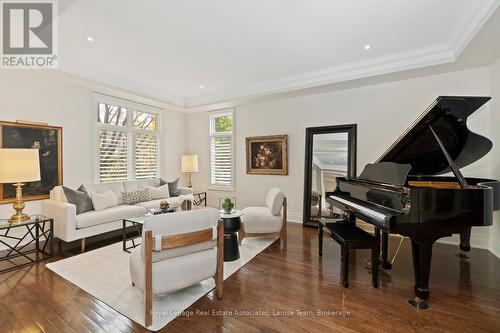 9 Ft Ceilings & 7 Inch Baseboards on Main Floor - 562 Gladwyne Court, Mississauga, ON - Indoor Photo Showing Living Room