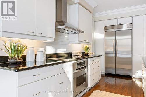 562 Gladwyne Court, Mississauga, ON - Indoor Photo Showing Kitchen With Upgraded Kitchen