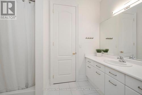 Jack & Jill 4 Piece Bathroom btwn 2nd & 3rd Bdrms - 562 Gladwyne Court, Mississauga, ON - Indoor Photo Showing Bathroom