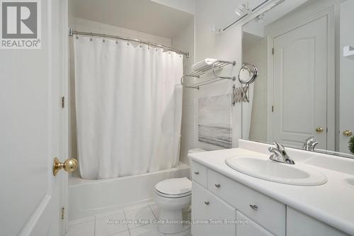 Jack & Jill 4 Piece Bathroom btwn 4th & 5th Bdrm - 562 Gladwyne Court, Mississauga, ON - Indoor Photo Showing Bathroom