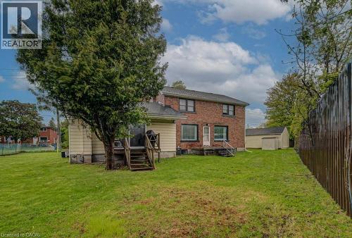 Expansive green lawn with a mature tree - 128 Pollock Avenue, Cambridge, ON - Outdoor