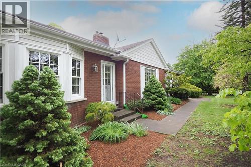 Brick exterior with white siding accents and bay window - 2023 Coronation Boulevard, Cambridge, ON - Outdoor