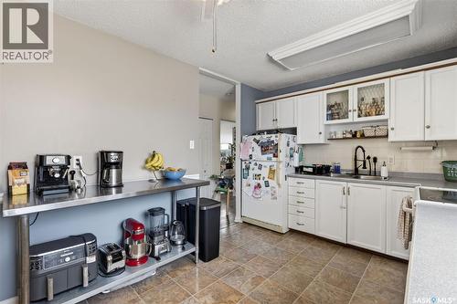 413 Vancouver Avenue N, Saskatoon, SK - Indoor Photo Showing Kitchen With Double Sink