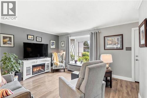 144 Bellingham Drive, Hamilton, ON - Indoor Photo Showing Living Room With Fireplace