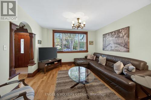 60 Glynn Avenue, Ottawa, ON - Indoor Photo Showing Living Room