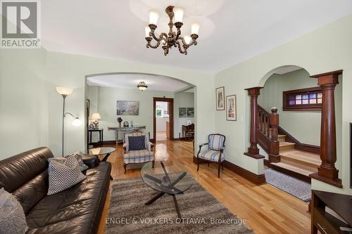 60 Glynn Avenue, Ottawa, ON - Indoor Photo Showing Living Room