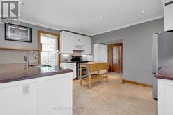 Kitchen with moveable centre island - 