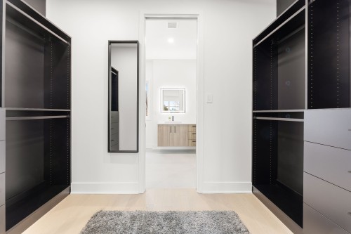 Closet - 7 Rue Lavigne, Boisbriand, QC 