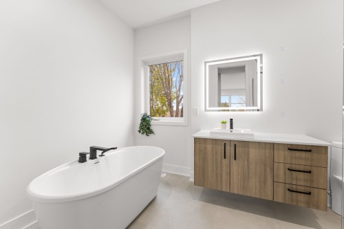 Bathroom - 7 Rue Lavigne, Boisbriand, QC 