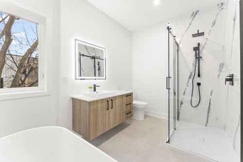 Bathroom - 7 Rue Lavigne, Boisbriand, QC 