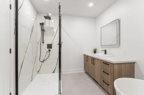 Bathroom - 7 Rue Lavigne, Boisbriand, QC 